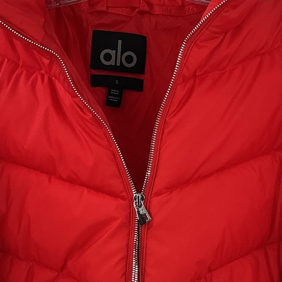 Alo yoga cropped atmosphere puffer coat new bright red size small - Picture 5 of 11